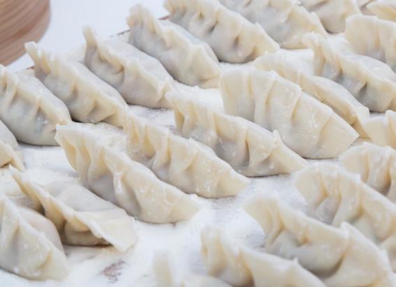饺子皮用什么粉做 中筋面粉口感柔软筋道有嚼劲