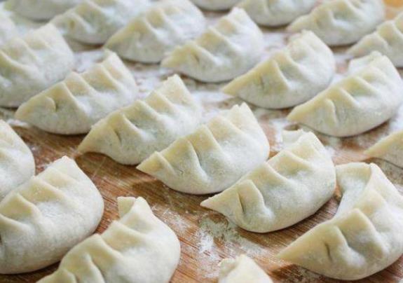 饺子皮粘在一起怎么办 撒干面粉,隔温水解冻