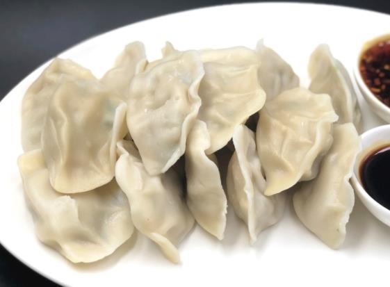 饺子皮粘在一起怎么办 撒干面粉,隔温水解冻