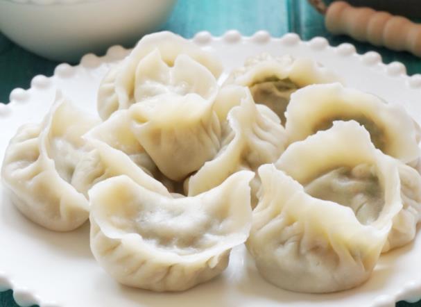 饺子皮怎么做 准备面粉水盐和面擀成薄薄面皮即可