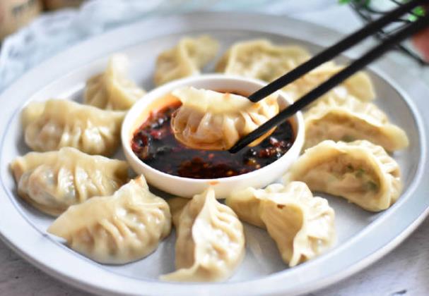 饺子怎么蒸好吃 在蒸笼上刷薄油蒸15-20分钟即可