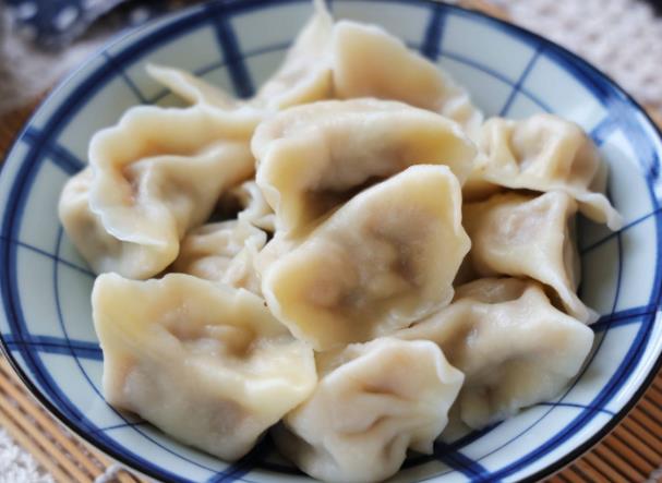 饺子怎么蒸皮不硬 热水和面用湿毛巾包起来刷油