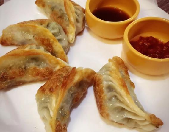 饺子怎么蒸皮不硬 热水和面用湿毛巾包起来刷油