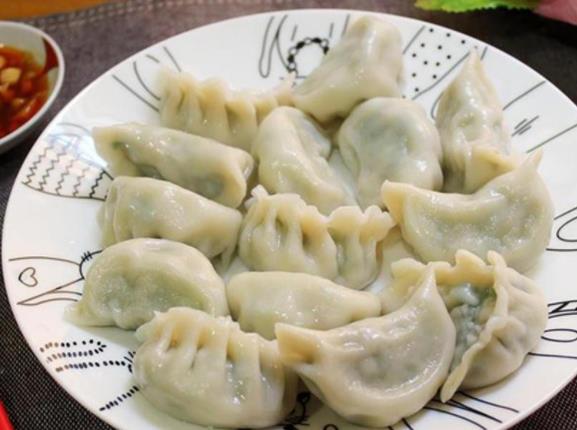 蒸饺子用大火还是小火 先用大火将水煮沸后小火蒸至熟