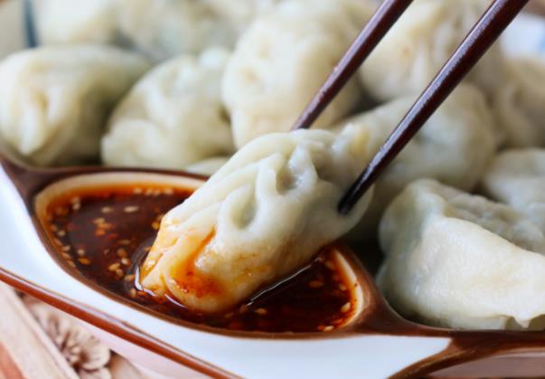 蒸饺子用大火还是小火 先用大火将水煮沸后小火蒸至熟