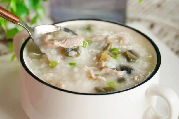 皮蛋瘦肉粥皮蛋要先煮熟吗?皮蛋瘦肉粥的做法是什么?