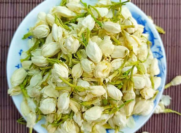 喝茉莉花茶可以去口臭吗 挥发油茶多酚咖啡碱等抗菌消炎