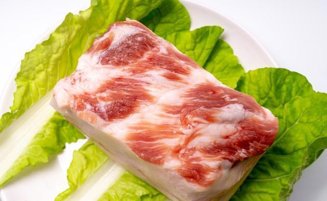 这才是蒜泥白肉好吃的做法，肥而不腻，入口即化，味道不输饭店