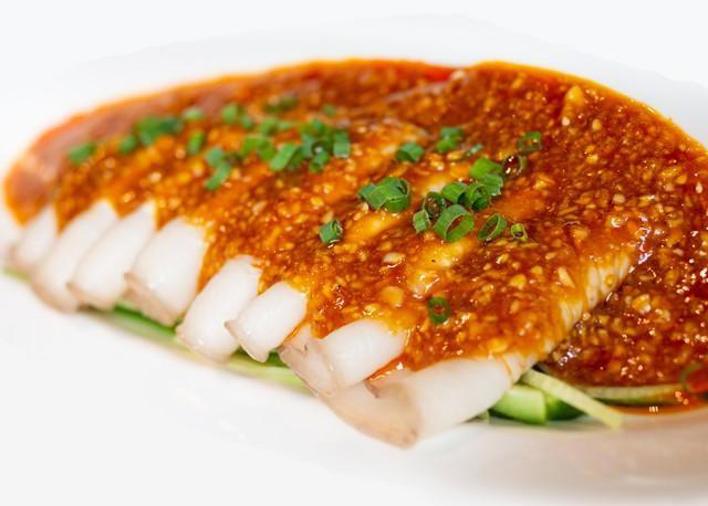 这才是蒜泥白肉好吃的做法，肥而不腻，入口即化，味道不输饭店