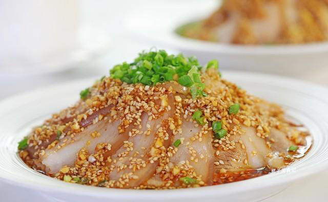 这才是蒜泥白肉好吃的做法，肥而不腻，入口即化，味道不输饭店