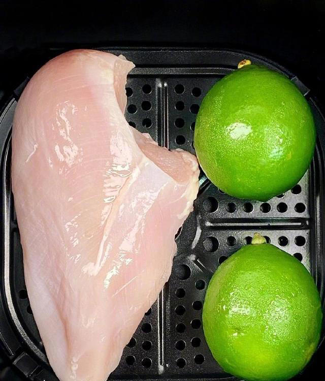 美食达人教你做酥香鸡胸肉，肉质嫩滑，香辣入味，一点都不柴