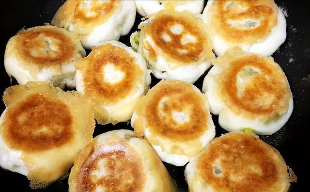 在家做水煎包，外皮酥脆内里多汁，做法简单，一次就成功