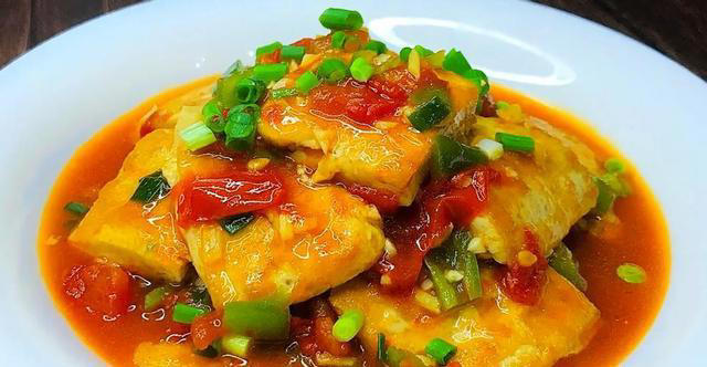 豆腐和它天生一对，高钙、高蛋白，汤汁拌米饭也是一绝