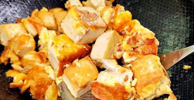 豆腐和它天生一对，高钙、高蛋白，汤汁拌米饭也是一绝