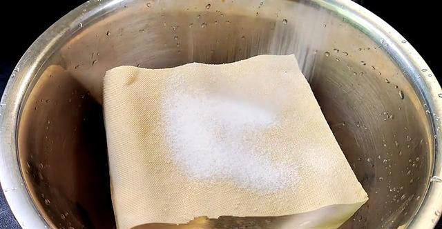 豆腐和它天生一对，高钙、高蛋白，汤汁拌米饭也是一绝