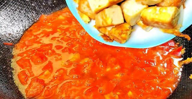 豆腐和它天生一对，高钙、高蛋白，汤汁拌米饭也是一绝