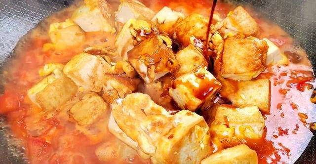 豆腐和它天生一对，高钙、高蛋白，汤汁拌米饭也是一绝