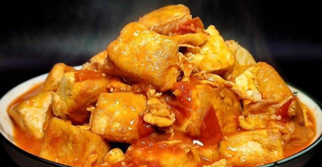豆腐和它天生一对，高钙、高蛋白，汤汁拌米饭也是一绝