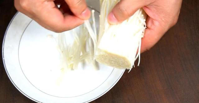 豆腐和它天生一对，高钙、高蛋白，汤汁拌米饭也是一绝