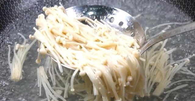 豆腐和它天生一对，高钙、高蛋白，汤汁拌米饭也是一绝