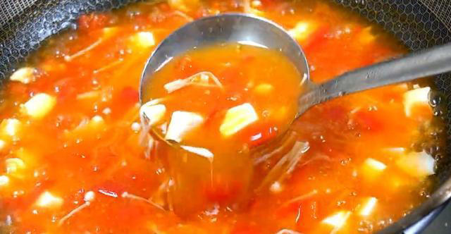 豆腐和它天生一对，高钙、高蛋白，汤汁拌米饭也是一绝