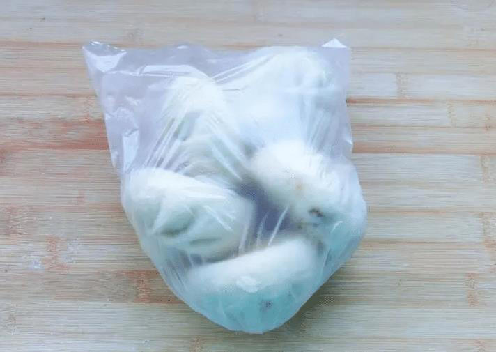吃不完的包子最忌直接放冰箱，教你正确做法，放3个月也膨松暄软
