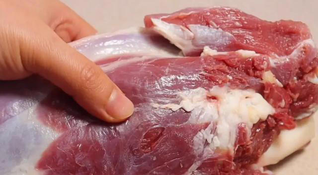 买牛肉时，别管“干”还是“湿”，遇到这5种不买，挑牛肉很简单