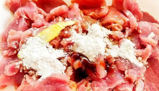 水煮肉片家庭做法，掌握“4个技巧”，肉片麻辣鲜香，嫩滑入味