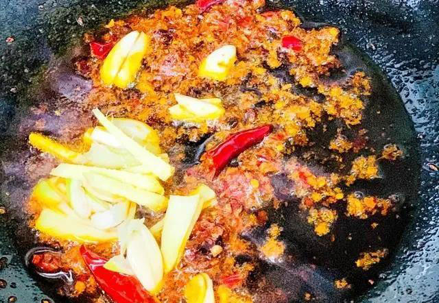 水煮肉片家庭做法，掌握“4个技巧”，肉片麻辣鲜香，嫩滑入味