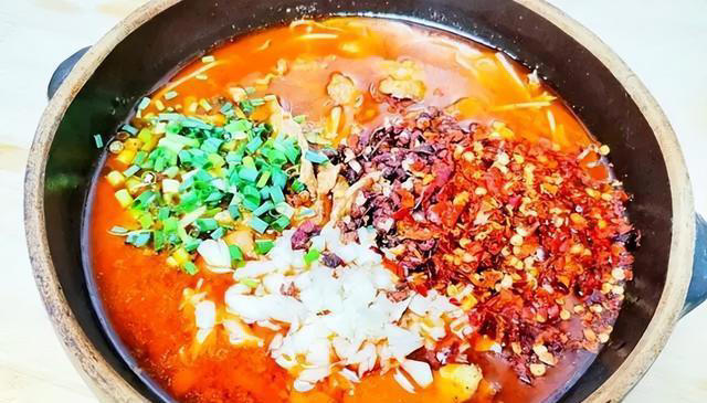 水煮肉片家庭做法，掌握“4个技巧”，肉片麻辣鲜香，嫩滑入味