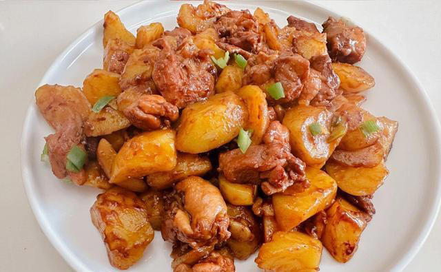 4个鸡腿加俩土豆，简单易做，鲜嫩入味，软烂脱骨，真的太下饭啦