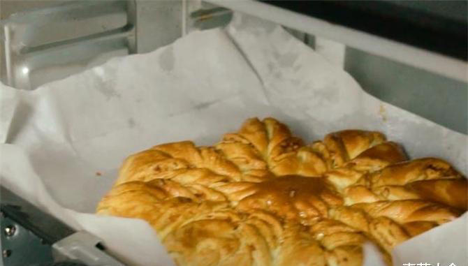 想吃面包不用出去买，独家配方教你做，简单柔软，好吃又好看