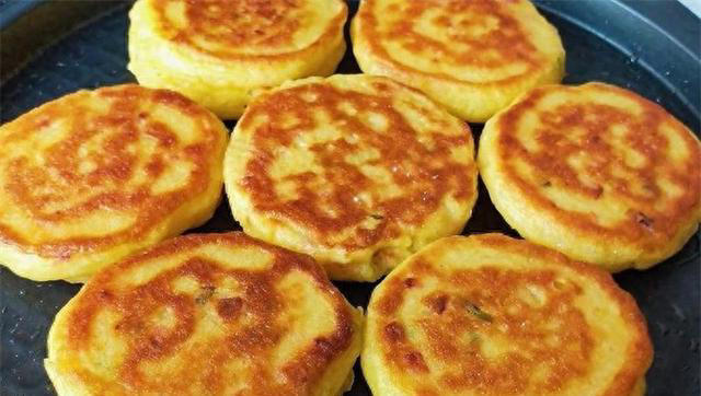 玉米面用开水一烫，加点面粉，手不沾面，15分钟营养早餐饼出锅