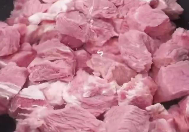 牛肉一焯水就变柴？原来是用错了水，教你正确做法，牛肉鲜嫩多汁