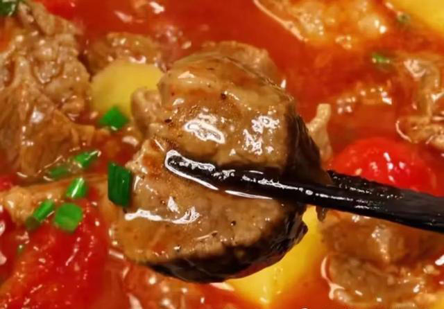 牛肉一焯水就变柴？原来是用错了水，教你正确做法，牛肉鲜嫩多汁