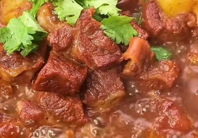 牛肉一焯水就变柴？原来是用错了水，教你正确做法，牛肉鲜嫩多汁