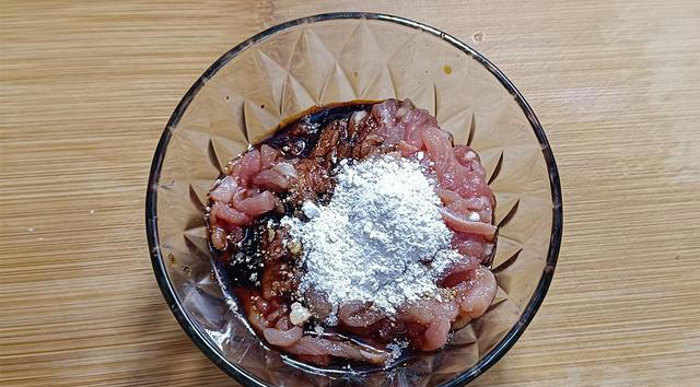 面条怎么做好吃？我最喜欢的就是这碗尖椒肉丝面，香辣过瘾特味美