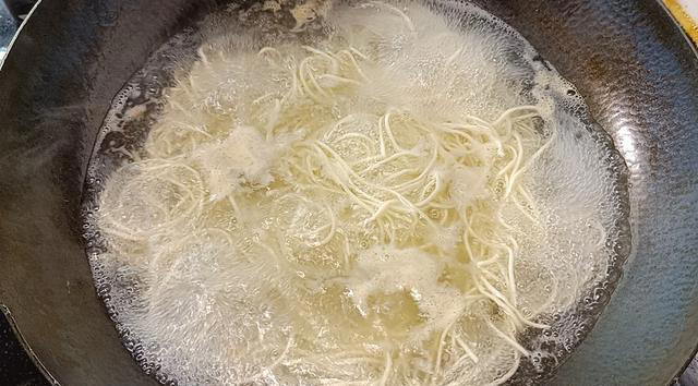面条怎么做好吃？我最喜欢的就是这碗尖椒肉丝面，香辣过瘾特味美