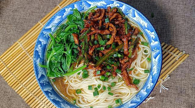 面条怎么做好吃？我最喜欢的就是这碗尖椒肉丝面，香辣过瘾特味美