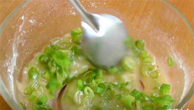 葱花饼家庭实用做法，不揉面不发面，酥脆层多，新手看一遍就会
