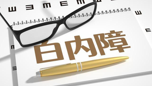 为什么眼睛越来越模糊？医生：别以为是老了，或是4种疾病的信号