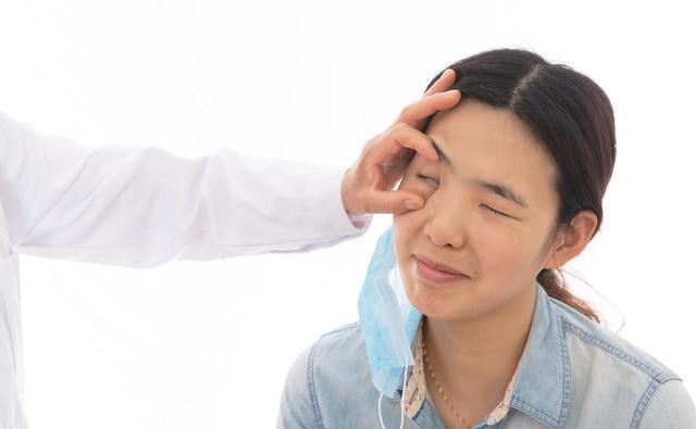 为什么眼睛越来越模糊？医生：别以为是老了，或是4种疾病的信号