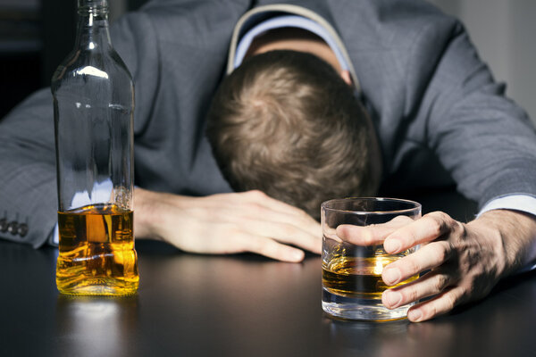 疯狂拼酒!一年喝掉300亿公斤,中国男人快不行了