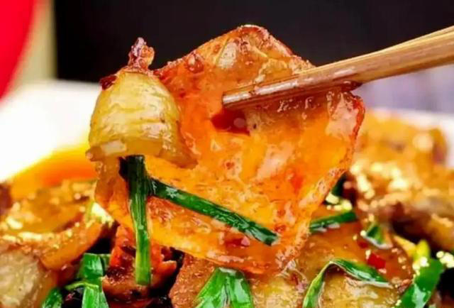 回锅肉怎么做？不要只会煮肉，教你正确做法，肥而不腻，咸香适口