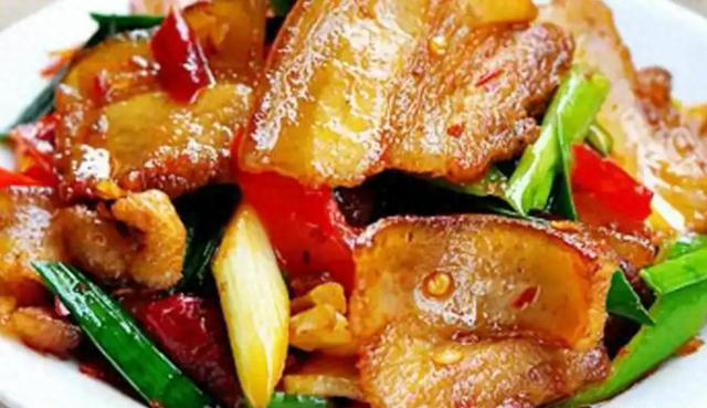 回锅肉怎么做？不要只会煮肉，教你正确做法，肥而不腻，咸香适口