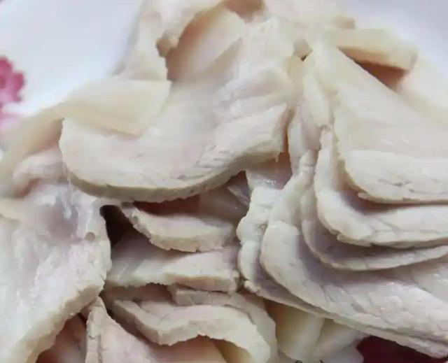 回锅肉怎么做？不要只会煮肉，教你正确做法，肥而不腻，咸香适口