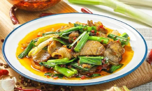回锅肉怎么做？不要只会煮肉，教你正确做法，肥而不腻，咸香适口