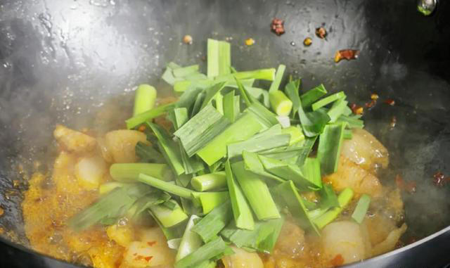 回锅肉怎么做？不要只会煮肉，教你正确做法，肥而不腻，咸香适口