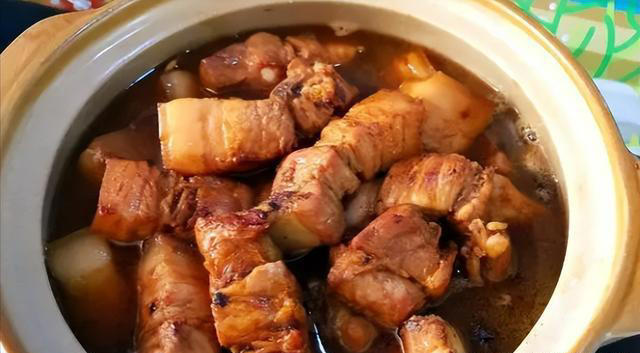 炖五花肉是一道家常菜，其口感鲜美，营养丰富，深受人们的喜爱