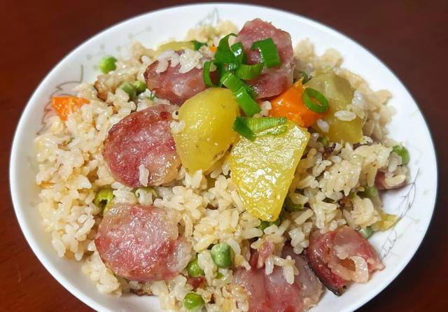 隔几天就要做一次铁锅焖饭，饭菜一锅出，鲜香软糯太好吃了